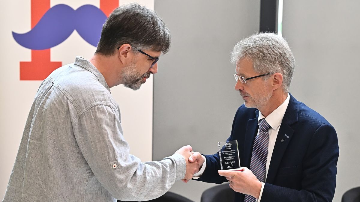 Cenu předsedy Senátu získal novinář Třešňák